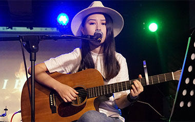 蜜蜂吉他谱_万玲琳_C调弹唱六线谱_高清图片谱