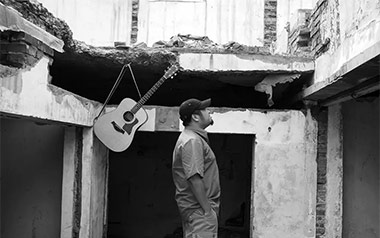 给抱着盒子的姑娘指弹吉他谱_宋冬野_独奏六线谱_指弹吉他教学