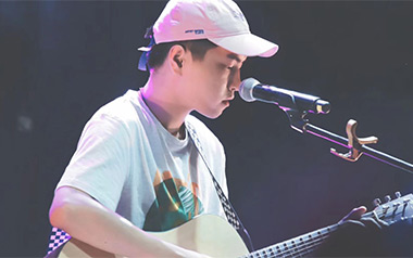 形容吉他谱_沈以诚_G调扫弦版弹唱六线谱_高清图片谱