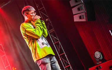 她不是吉他谱_BIGYEAR大年_C调原版弹唱六线谱_高清图片谱