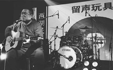 胸大的姑娘吉他谱_留声玩具_C调原版弹唱六线谱_高清图片谱