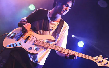 我还年轻我还年轻吉他谱_老王乐队_C调拍弦版弹唱谱_高清六线谱