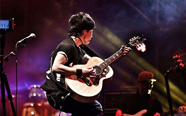 小行迹吉他谱_赵雷_C调原版弹唱六线谱_高清图片谱