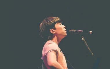 小人物吉他谱_赵雷_F调扫弦版六线谱_弹唱教学视频