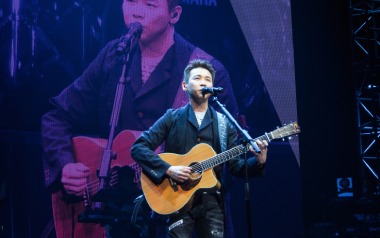 自导自演的悲剧吉他谱_陶喆_C调原版弹唱谱_高清六线谱