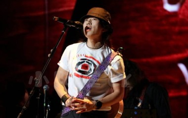 彩虹下面吉他谱_赵雷_G调扫弦版六线谱_弹唱教学视频