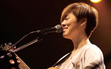 追光者吉他谱_岑宁儿_G调简单版弹唱六线谱_高清图片谱