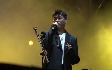 在一座城等一个人吉他谱_隔壁老樊_G调原版弹唱谱_高清六线谱