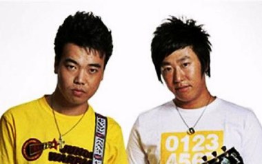 冬天里的白玫瑰吉他谱_地铁兄弟_D调原版弹唱谱_高清六线谱