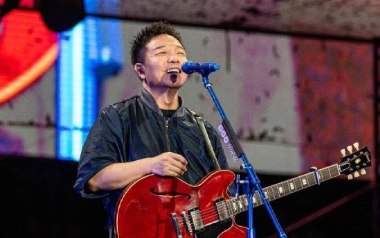 灵岩吉他谱_许巍_G调扫弦版六线谱_弹唱示范视频