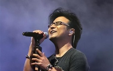 飞得更高吉他谱_汪峰_G调扫弦弹唱六线谱_高清图片谱