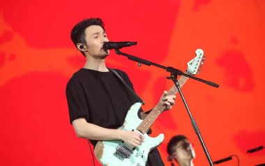 老友记吉他谱_李荣浩_E调指法扫弦版弹唱六线谱_高清图片谱