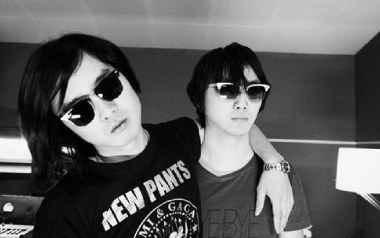 关于失眠和夜晚的世界吉他谱_新裤子_E调六线谱_弹唱教学视频