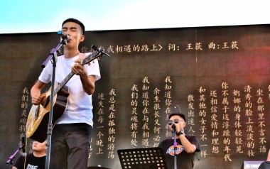 小莉吉他谱_王荻_G调弹唱六线谱_高清图片谱