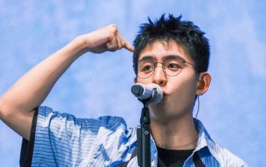 藏进夜里躲在光下吉他谱_焦迈奇_C调原版弹唱谱_高清六线谱